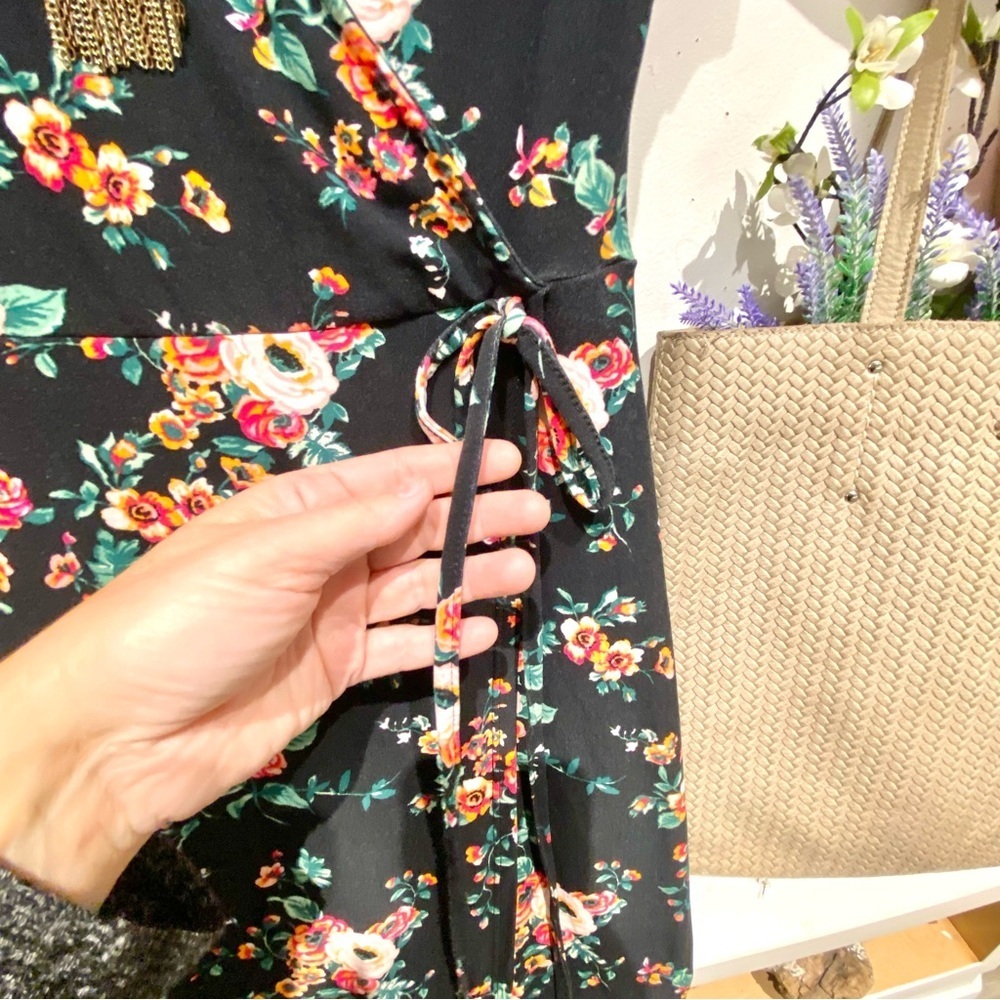 Beautiful boho maxi floral dress w resort vacay vibe - Picture 4 of 10